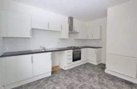 2 bedroom Flat for s...